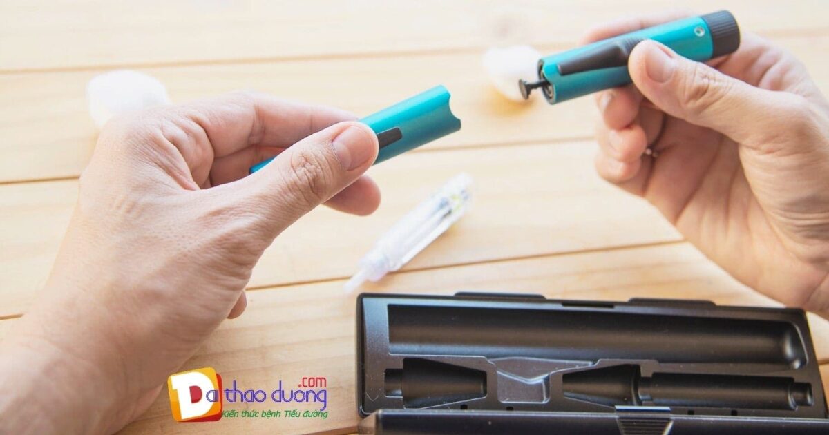 Người cầm bút tiêm insulin màu xanh.