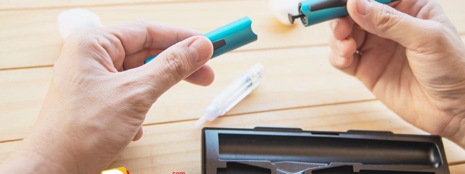 Người cầm bút tiêm insulin màu xanh.