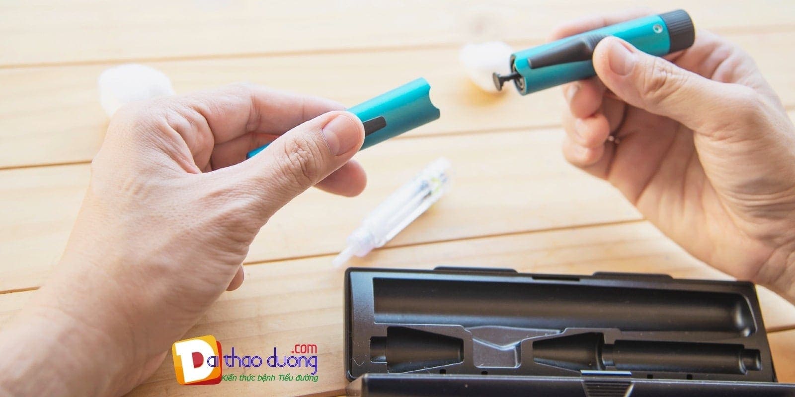 Người cầm bút tiêm insulin màu xanh.