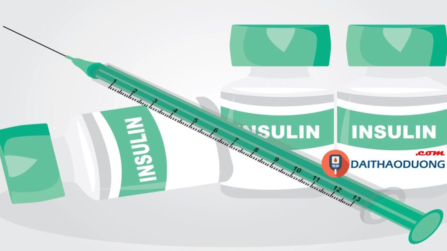 Ống tiêm và chai insulin trên nền trắng