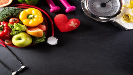 Trái cây tươi, dụng cụ tập thể dục và cân sức khỏe.